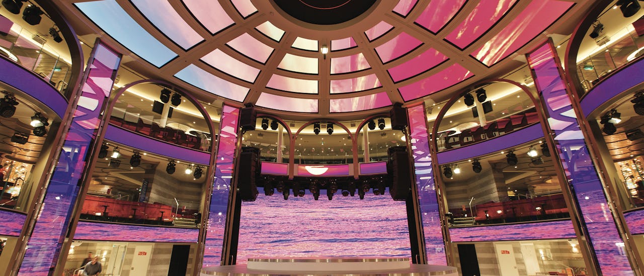 Colosseo - das Herz des Schiffes, wo ständig verschiedene Aufführungen und Events für Unterhaltung sorgen.