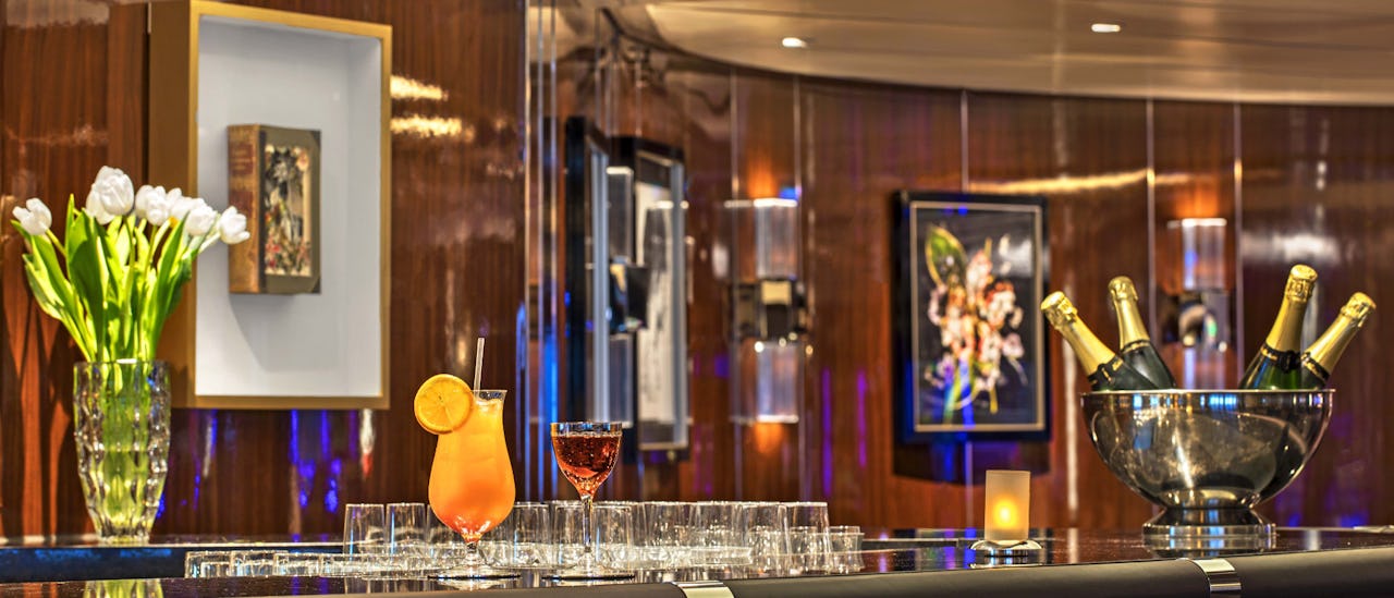 Die Sky Bar ist ein Ort, an dem Sie ein erfrischendes tropisches Getränk genießen können!