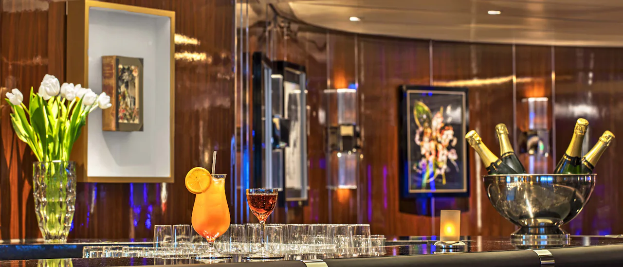 Die Sky Bar ist ein Ort, an dem Sie ein erfrischendes tropisches Getränk genießen können!