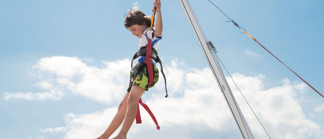 Springen Sie auf dem Trampolin