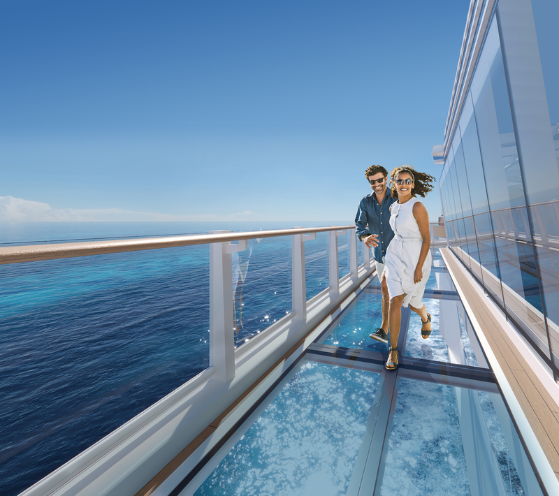 Gehen Sie auf der Glasbrücke Oceanwalk über das Wasser