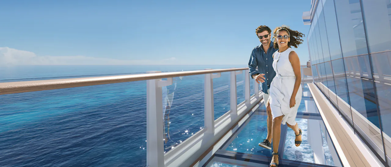 Gehen Sie auf der Glasbrücke Oceanwalk über das Wasser