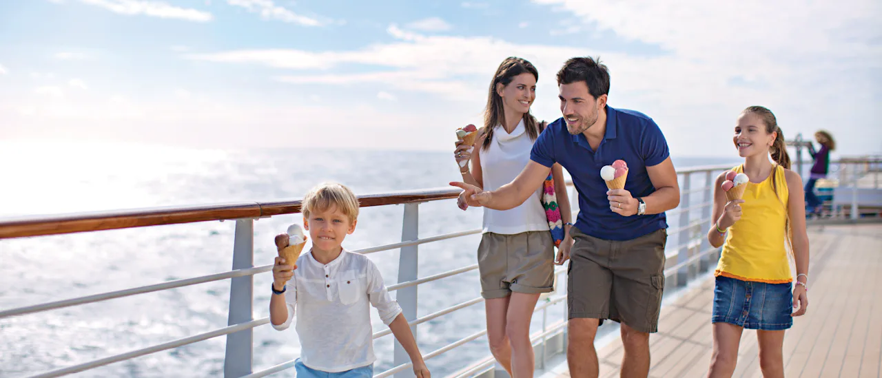 Familie auf dem Außendeck