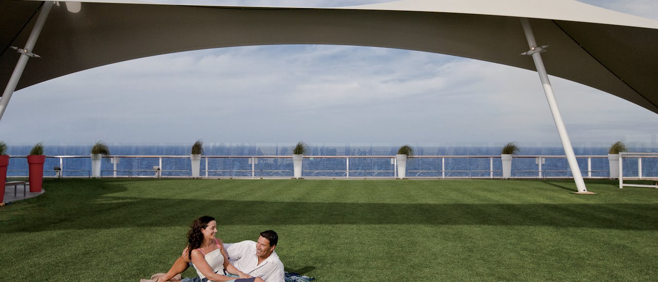 Picknick auf der Rasenfläche an Bord der Solstice-Klasse